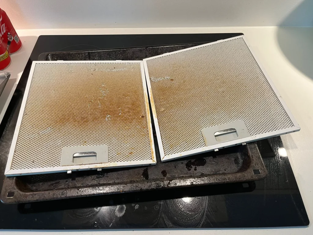 Emhættefiltre med fedt og snavs før rengøring