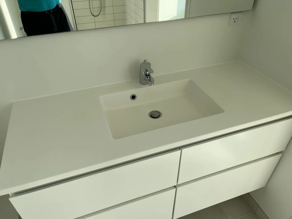 Håndvask og armatur efter grundig rengøring