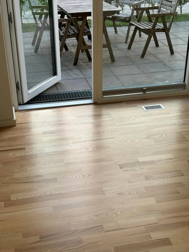 Trægulv ved terrassedør efter gulvarbejde